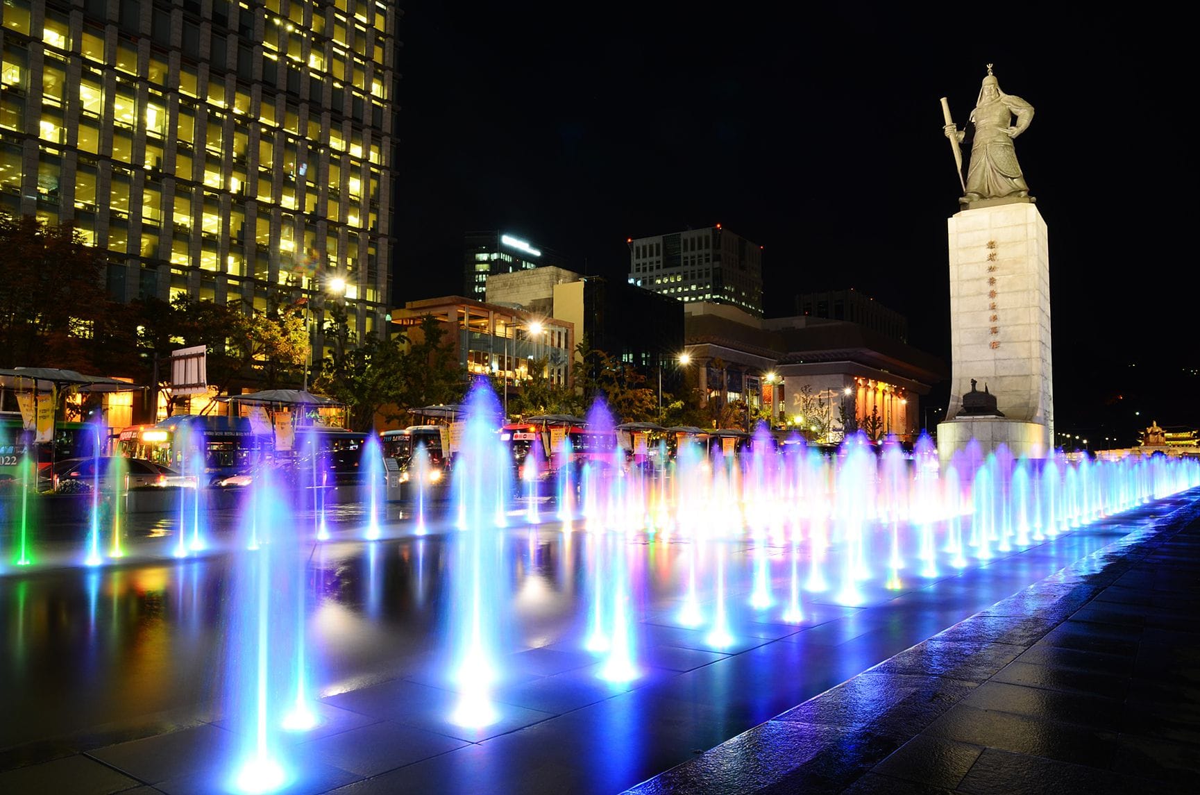 The night view around the statue of Yi Sun-shin